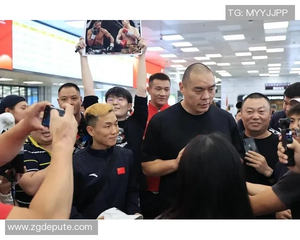 拳王与足球明星同框合影展现运动精神与友谊的精彩瞬间 拳王与足球明星同框合影展现运动精神与友谊的精彩瞬间