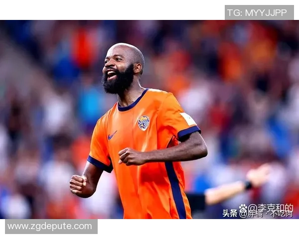 足球明星场上唇语解读揭秘球员情绪与战术传递的无声语言 足球明星场上唇语解读揭秘球员情绪与战术传递的无声语言