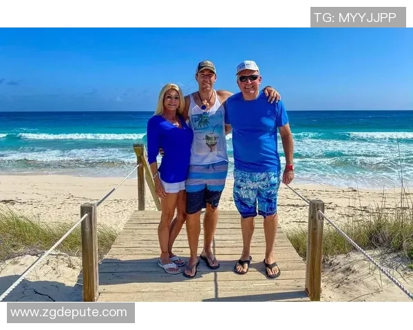 足球明星女友在海滩度假晒美照展现迷人身姿引发热议 足球明星女友在海滩度假晒美照展现迷人身姿引发热议