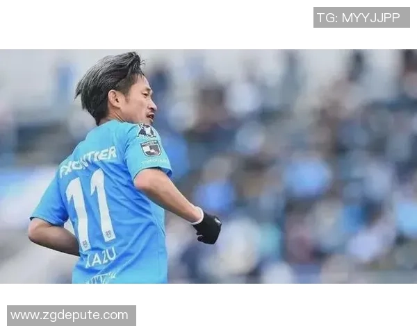 足球明星转型教练之路揭秘:从绿茵场到战术板的华丽变身 足球明星转型教练之路揭秘:从绿茵场到战术板的华丽变身